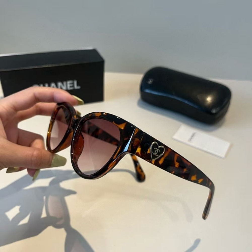 Chanel Butterfly tortoiseshell Sunglasses - Picture 4 of 9